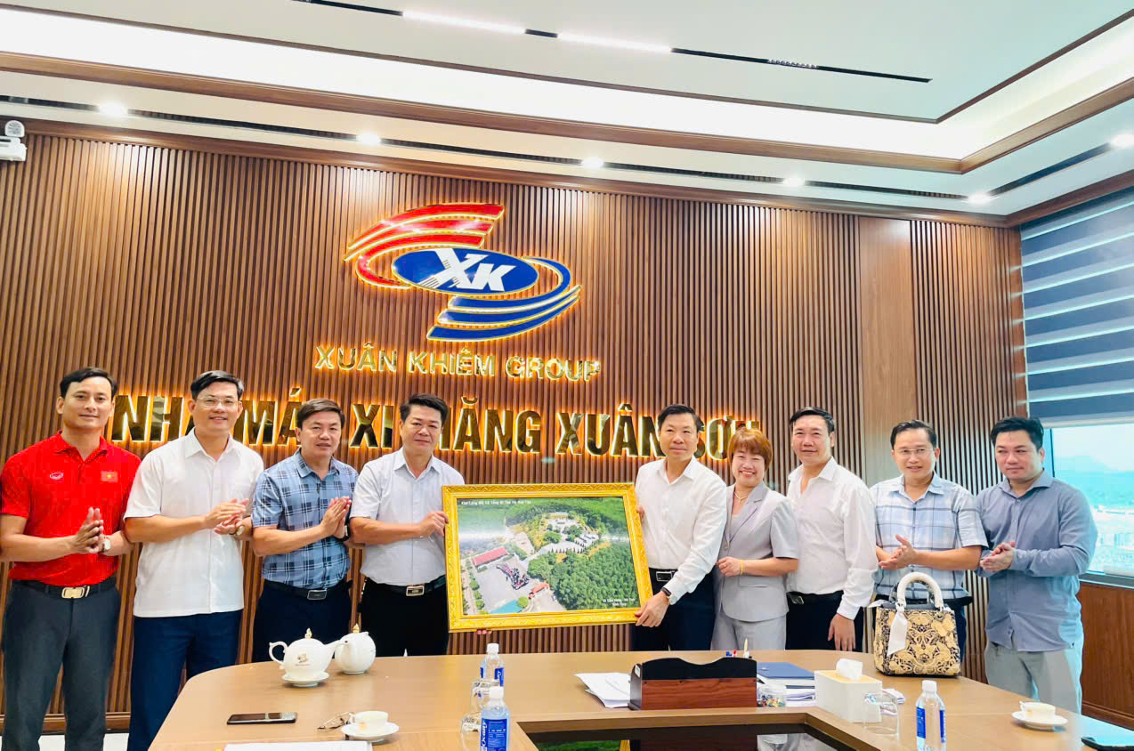 ĐOÀN CÔNG TÁC XÃ CẨM HƯNG HỌC TẬP, TRAO ĐỔI KINH NGHIỆM VÀ KẾT NỐI ĐẦU TƯ TẠI TẬP ĐOÀN XUÂN KHIÊM, TỈNH NINH BÌNH