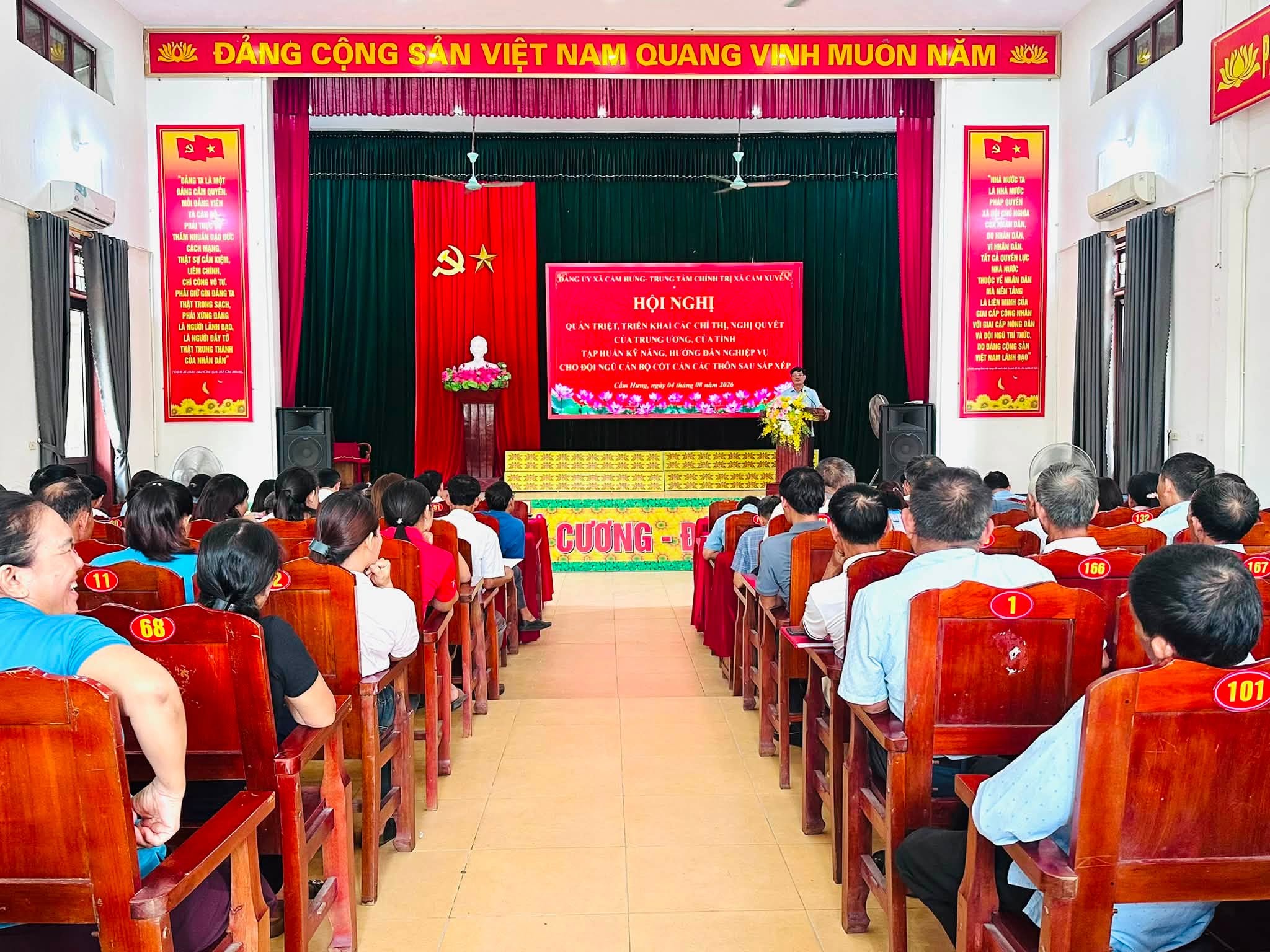 Hội nghị bồi dưỡng, tập huấn nghiệp vụ cho đội ngũ cán bộ thôn sau sắp xếp, sáp nhập ở xã Cẩm Hưng