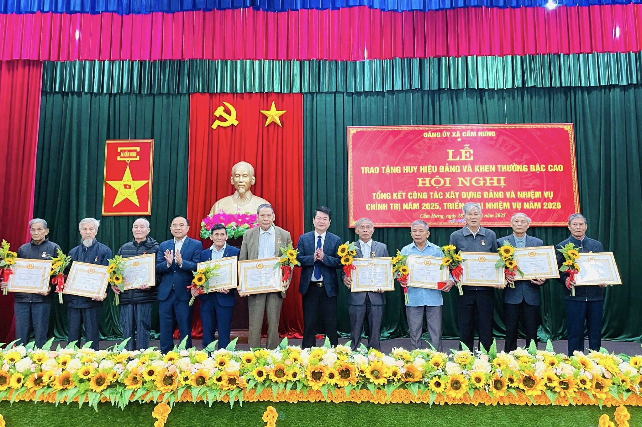 ĐẢNG BỘ XÃ CẨM HƯNG: TỔ CHỨC LỄ TRAO TẶNG HUY HIỆU ĐẢNG VÀ KHEN THƯỞNG BẬC CAO; HỘI NGHỊ TỔNG KẾT CÔNG TÁC XÂY DỰNG ĐẢNG VÀ NHIỆM VỤ CHÍNH TRỊ NĂM 2025, TRIỂN KHAI NHIỆM VỤ NĂM 2026.