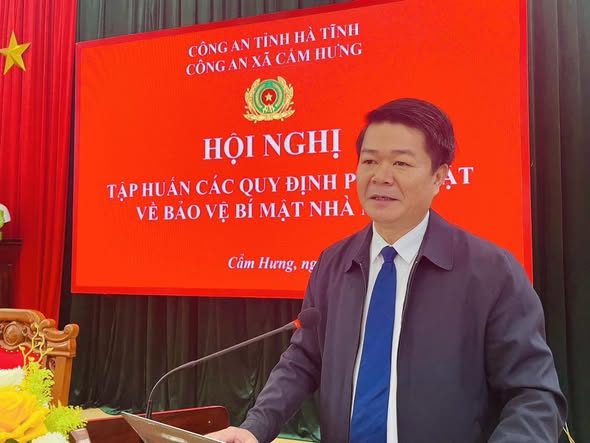 ĐẢNG ỦY XÃ CẨM HƯNG TỔ CHỨC LỄ CHÀO CỜ THÁNG 12 GẮN VỚI TRIỂN KHAI NHIỆM VỤ TRỌNG TÂM CUỐI NĂM 2025