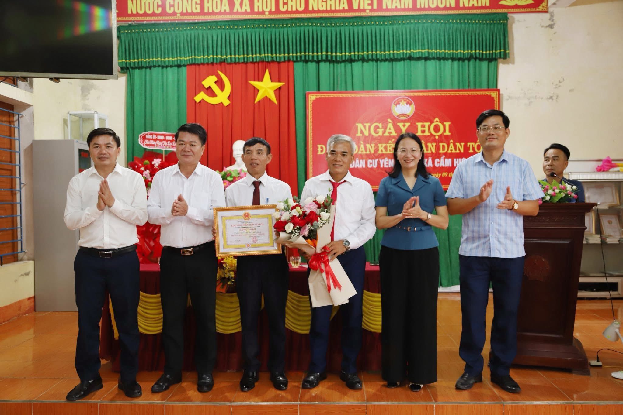 CẨM HƯNG SÔI NỔI NGÀY HỘI ĐẠI ĐOÀN KẾT TOÀN DÂN TỘC