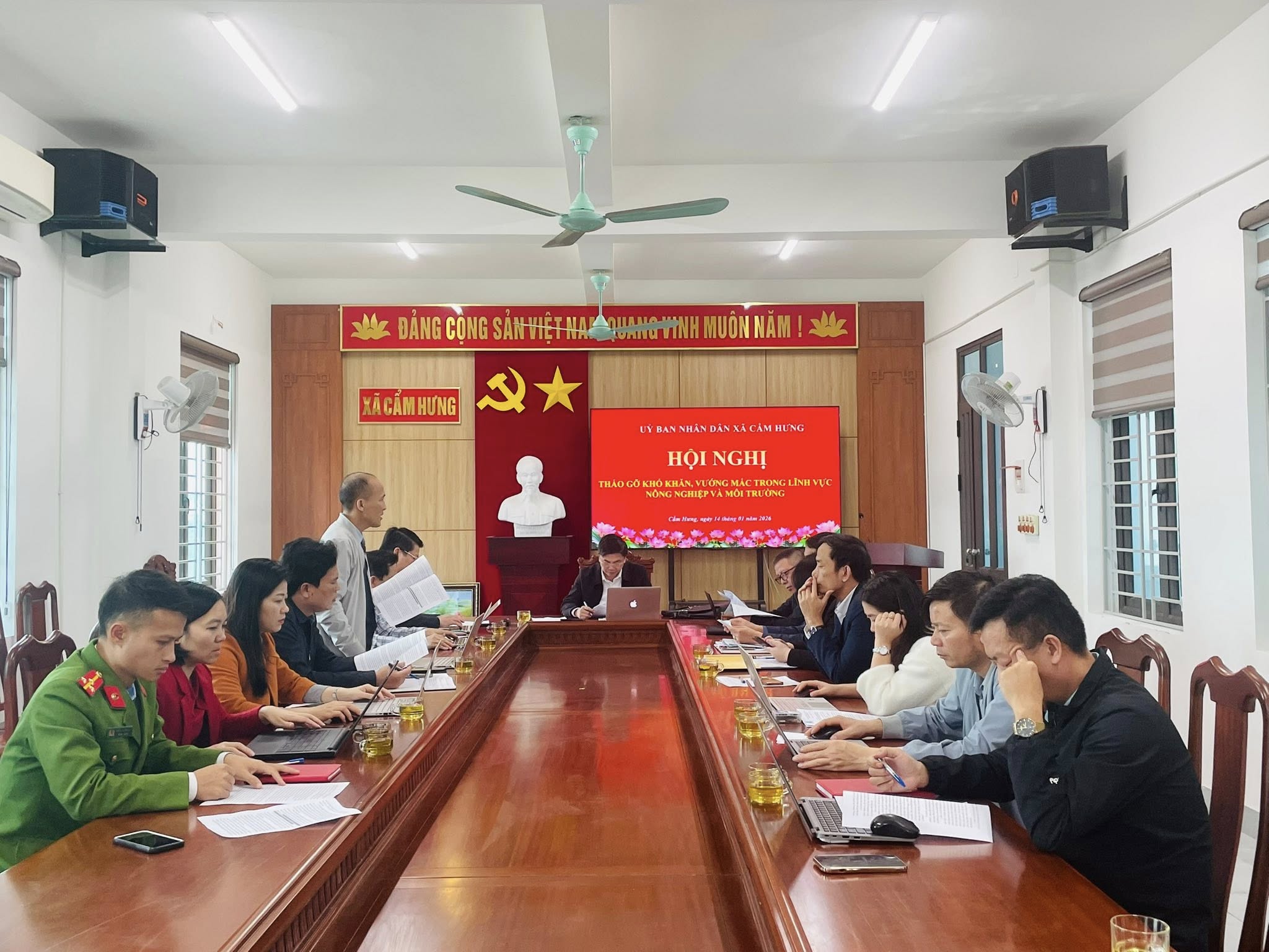 UBND XÃ CẨM HƯNG TỔ CHỨC HỘI NGHỊ LÀM VIỆC THÁO GỠ KHÓ KHĂN, VƯỚNG MẮC TRONG LĨNH VỰC NÔNG NGHIỆP VÀ MÔI TRƯỜNG.