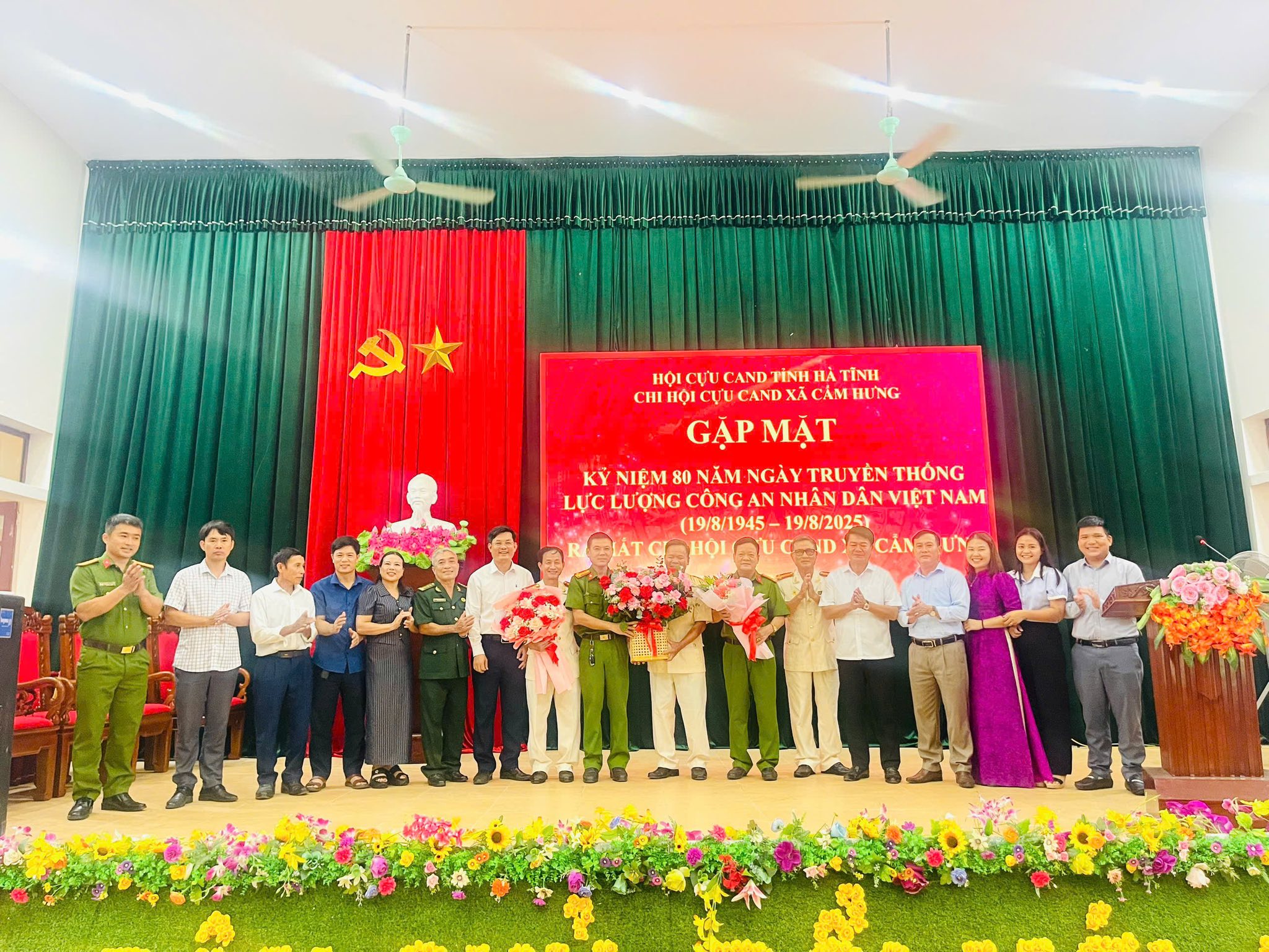 XÃ CẨM HƯNG: GẶP MẶT KỶ NIỆM 80 NĂM NGÀY TRUYỀN THỐNG LỰC LƯỢNG CÔNG AN NHÂN DÂN VIỆT NAM, RA MẮT CHI HỘI CỰU CAND