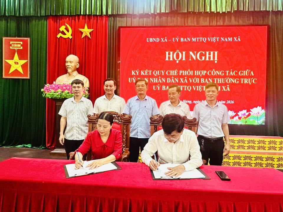 UBND xã Cẩm Hưng họp thường kỳ tháng 6 và ký kết quy chế phối hợp công tác với Ủy ban MTTQ Việt Nam xã giai đoạn 2026 – 2031    