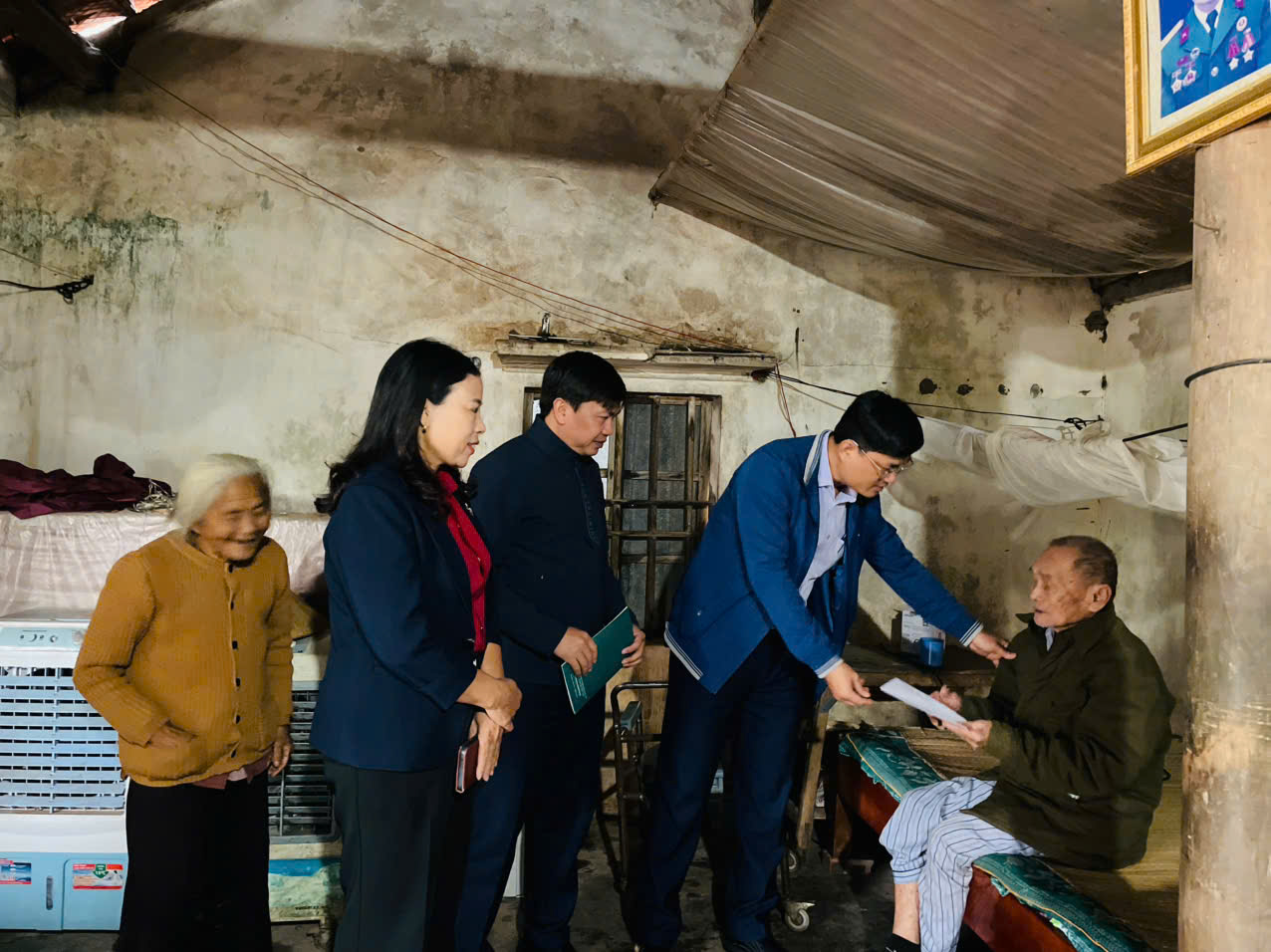 LÃNH ĐẠO XÃ CẨM HƯNG THĂM HỎI, TẶNG QUÀ CÁC HỘ GIA ĐÌNH CHÍNH SÁCH VÀ HỘ CÓ HOÀN CẢNH KHÓ KHĂN TRÊN ĐỊA BÀN XÃ❤️