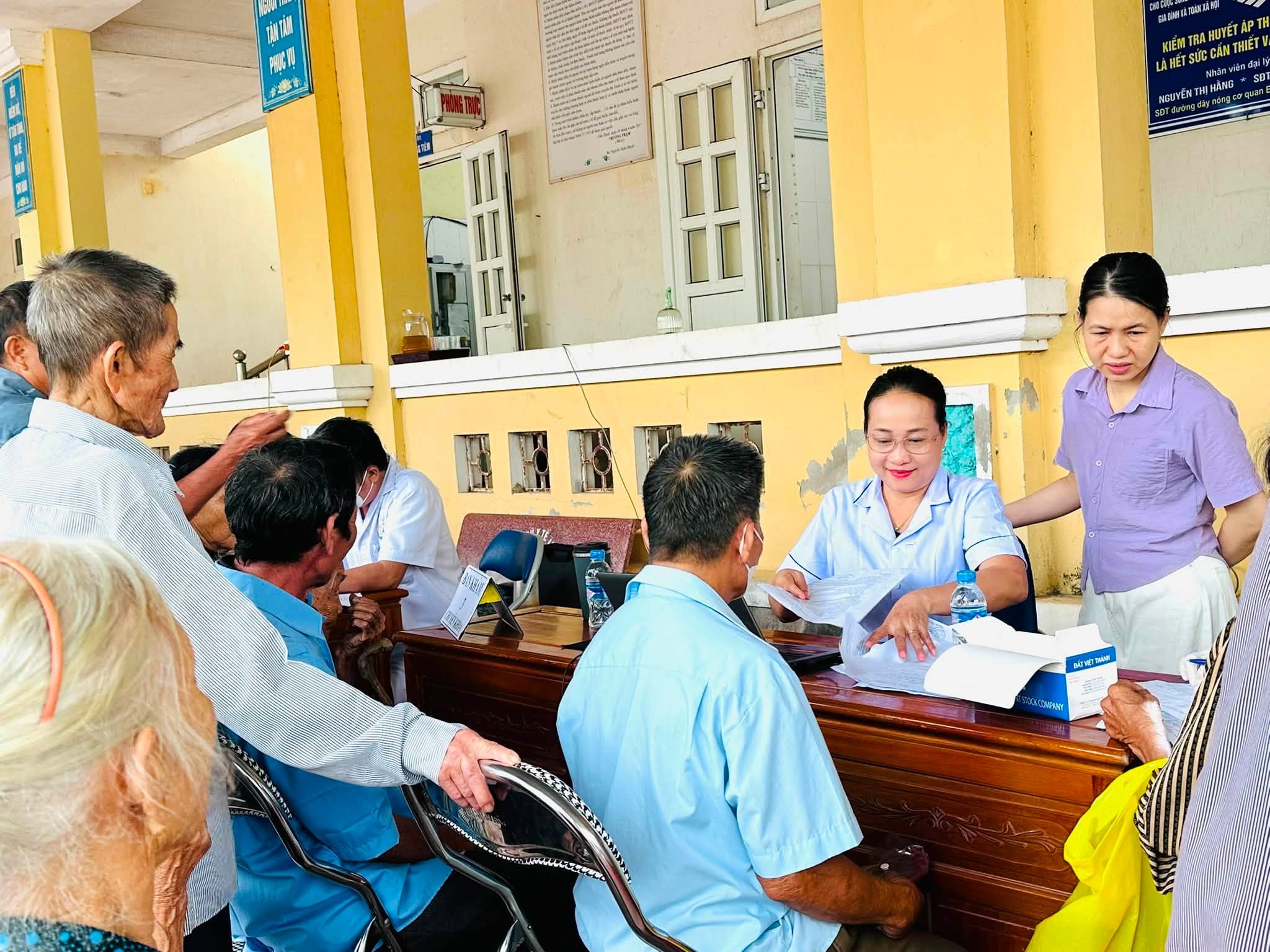 Trạm Y tế xã Cẩm Hưng tổ chức khám sức khỏe định kỳ miễn phí, lập hồ sơ sức khỏe điện tử cho người dân.