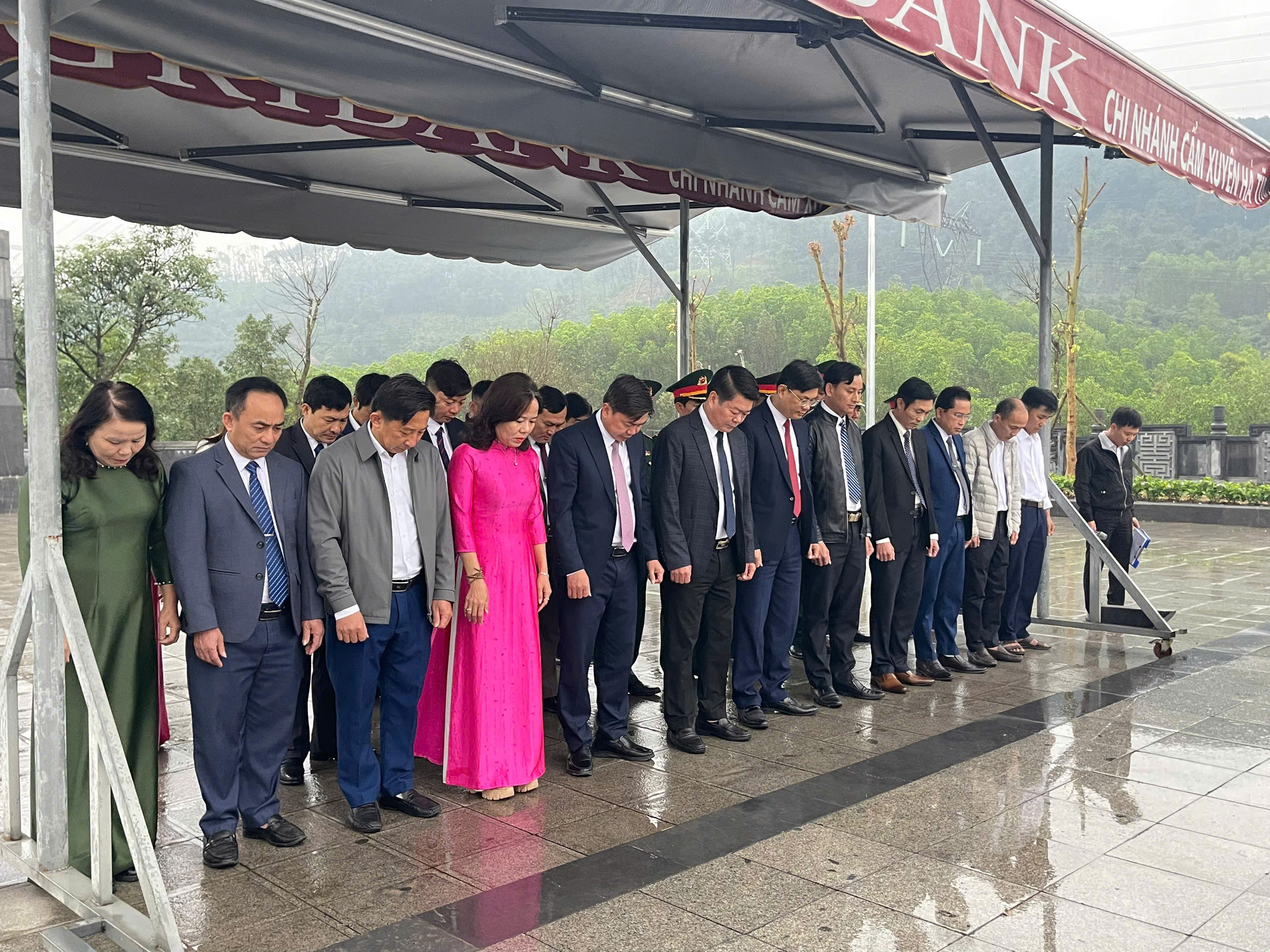 DÂNG HƯƠNG TƯỞNG NIỆM CỐ TỔNG BÍ THƯ HÀ HUY TẬP VÀ LIỆT SỸ NGUYỄN ĐÌNH LIỄN NHÂN KỶ NIỆM 96 NĂM NGÀY THÀNH LẬP ĐẢNG CỘNG SẢN VIỆT NAM.