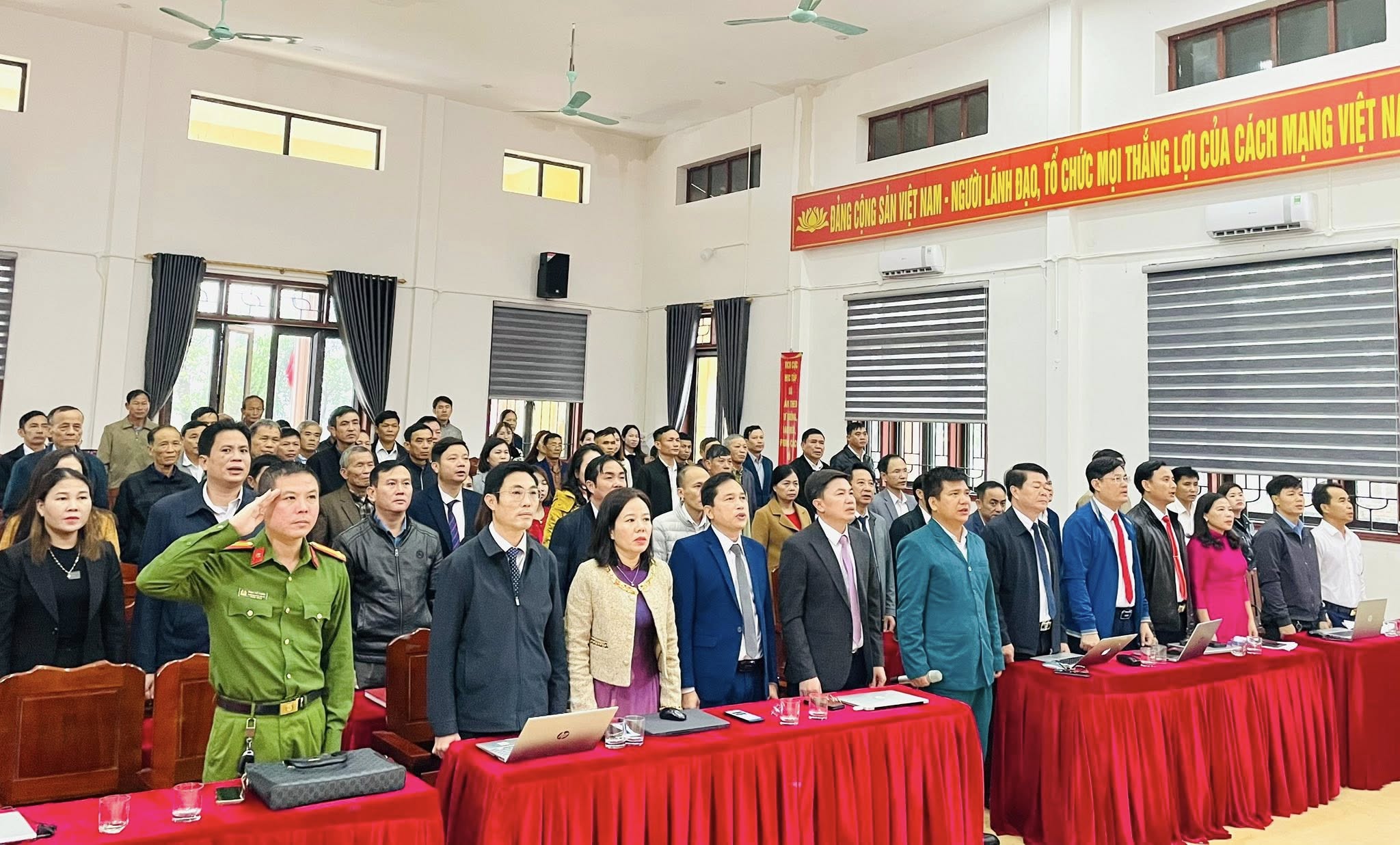 ĐẢNG ỦY XÃ CẨM HƯNG TỔ CHỨC LỄ CHÀO CỜ ĐẦU THÁNG 11 NĂM 2025