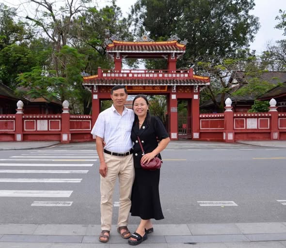 CẨM HƯNG TIẾP NHẬN 4 TRIỆU ĐỒNG ỦNG HỘ QUỸ KHUYẾN HỌC TỪ GIA ĐÌNH ANH CHỊ XUYÊN TUẬN.