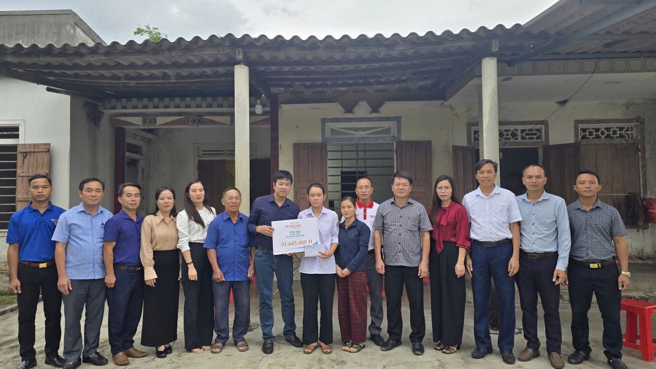 TRAO QUÀ HỖ TRỢ CỦA BẠN ĐỌC BÁO GIÁO DỤC VÀ THỜI ĐẠI ĐẾN NỮ SINH CÓ HOÀN CẢNH ĐẶC BIỆT KHÓ KHĂN Ở XÃ CẨM HƯNG, TỈNH HÀ TĨNH.