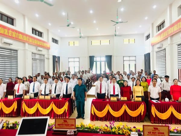 CẨM HƯNG TỔ CHỨC CHÀO CỜ ĐẦU THÁNG VÀ HỘI NGHỊ ĐÁNH GIÁ KẾT QUẢ THỰC HIỆN NHIỆM VỤ CHÍNH TRỊ THÁNG 7, TRIỂN KHAI NHIỆM VỤ TRỌNG TÂM THÁNG 8 NĂM 2025.