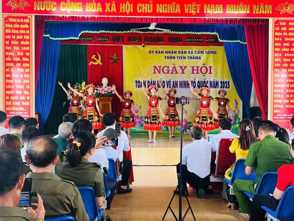 SÔI NỔI NGÀY HỘI TOÀN DÂN BẢO VỆ AN NINH TỔ QUỐC TẠI THÔN TIẾN THẮNG, XÃ CẨM HƯNG