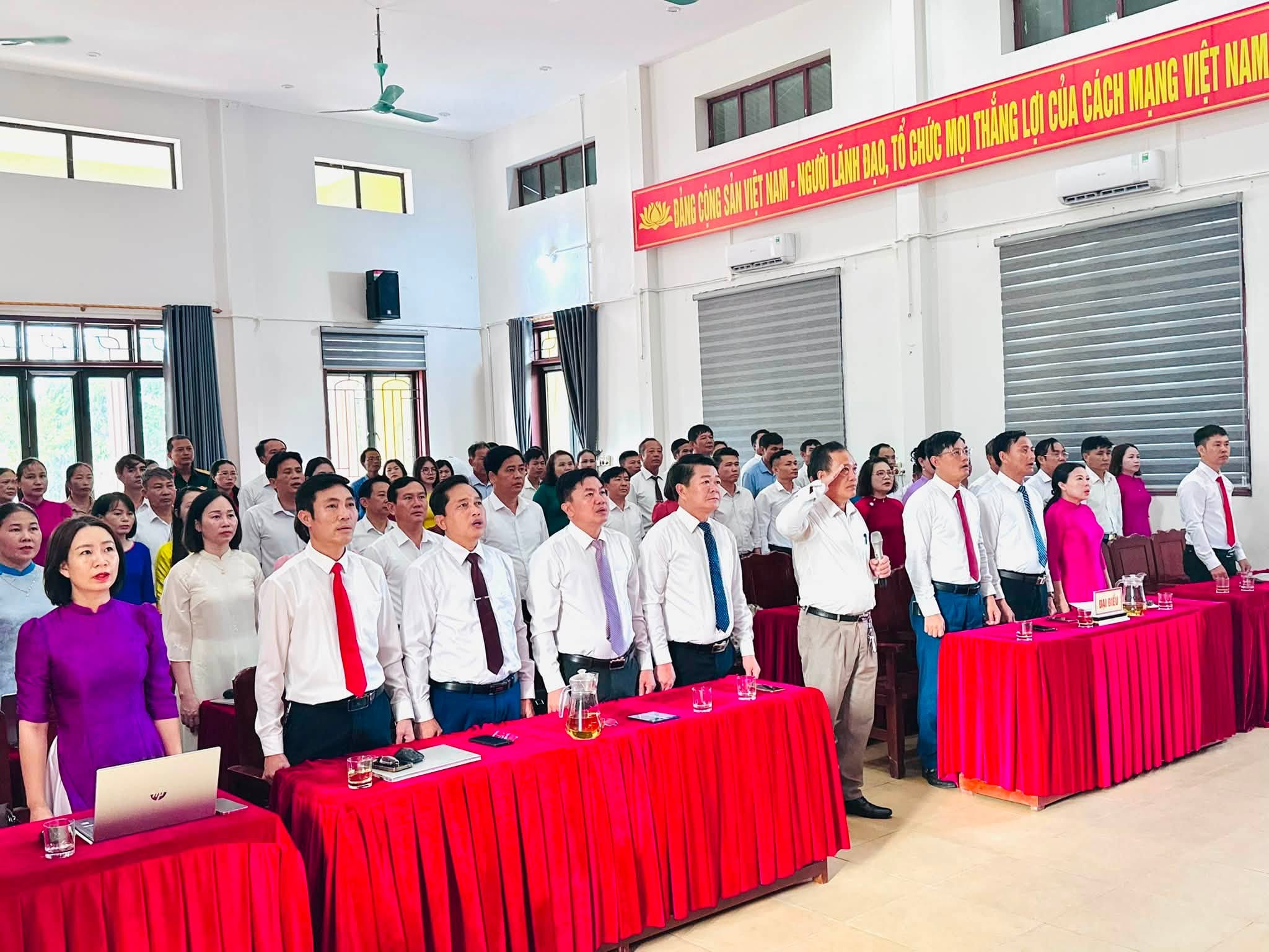 Đảng ủy xã Cẩm Hưng chào cờ đầu tháng 8: Quyết liệt thực hiện nhiệm vụ, lấy hiệu quả công việc làm thước đo
