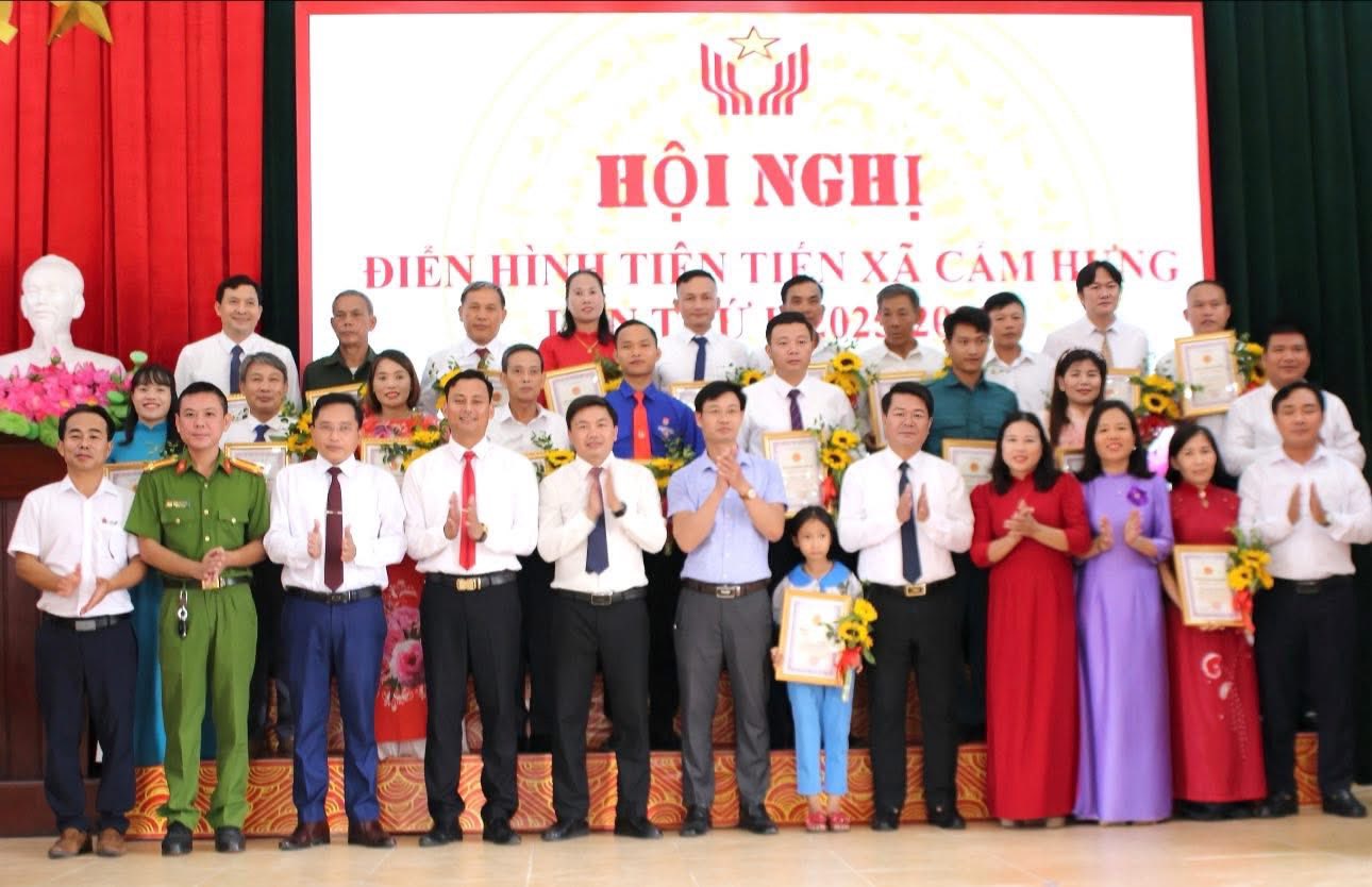 XÃ CẨM HƯNG VINH DANH 20 TẬP THỂ, CÁ NHÂN ĐIỂN HÌNH TIÊN TIẾN TRONG PHONG TRÀO THI ĐUA YÊU NƯỚC.
