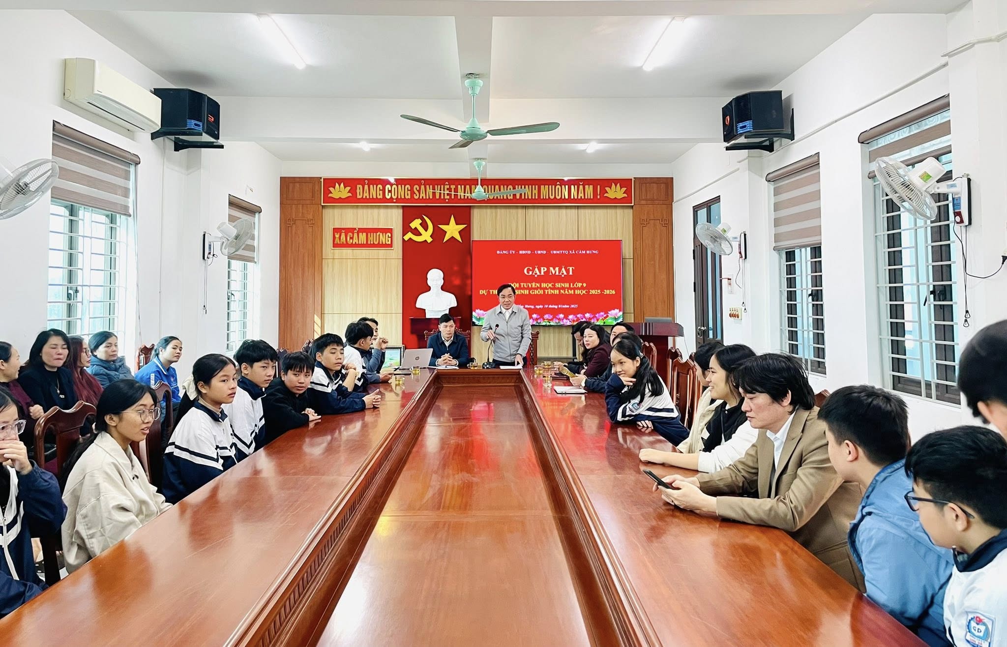 GẶP MẶT, ĐỘNG VIÊN VÀ TẶNG QUÀ HỌC SINH LỚP 9 THAM DỰ KỲ THI HỌC SINH GIỎI CẤP TỈNH NĂM HỌC 2025-2026 