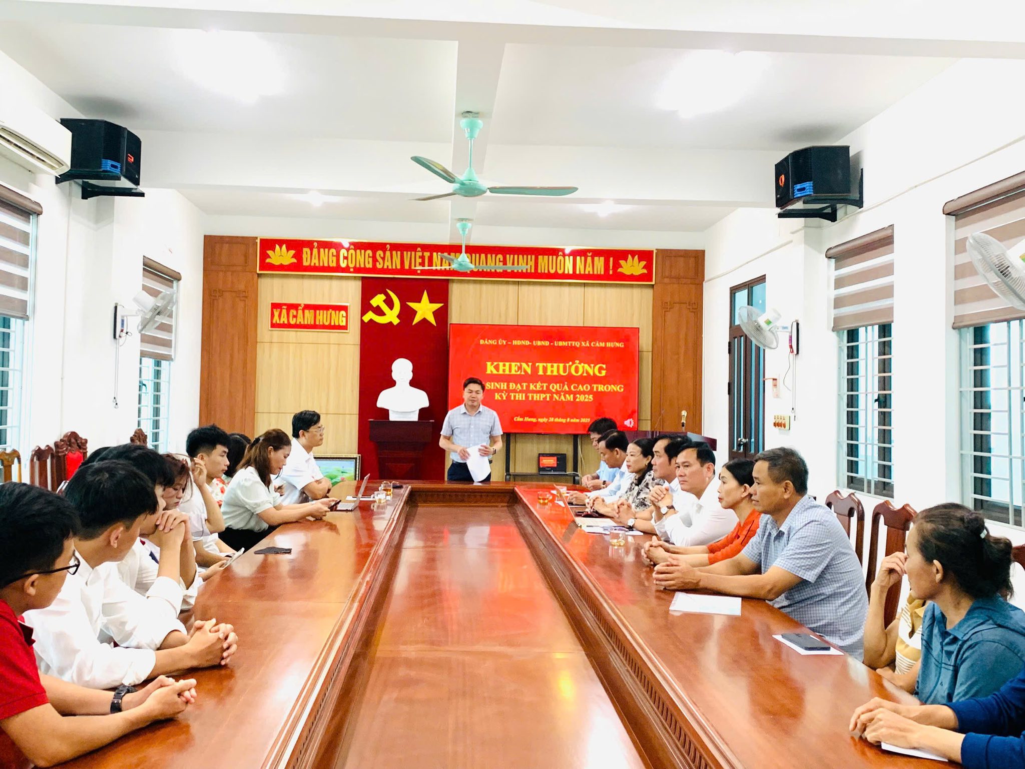 💐📚CẨM HƯNG TỔ CHỨC GẶP MẶT, TRAO THƯỞNG CHO HỌC SINH ĐẠT KẾT QUẢ CAO TRONG KỲ THI THPT QUỐC GIA NĂM 2025🎓 