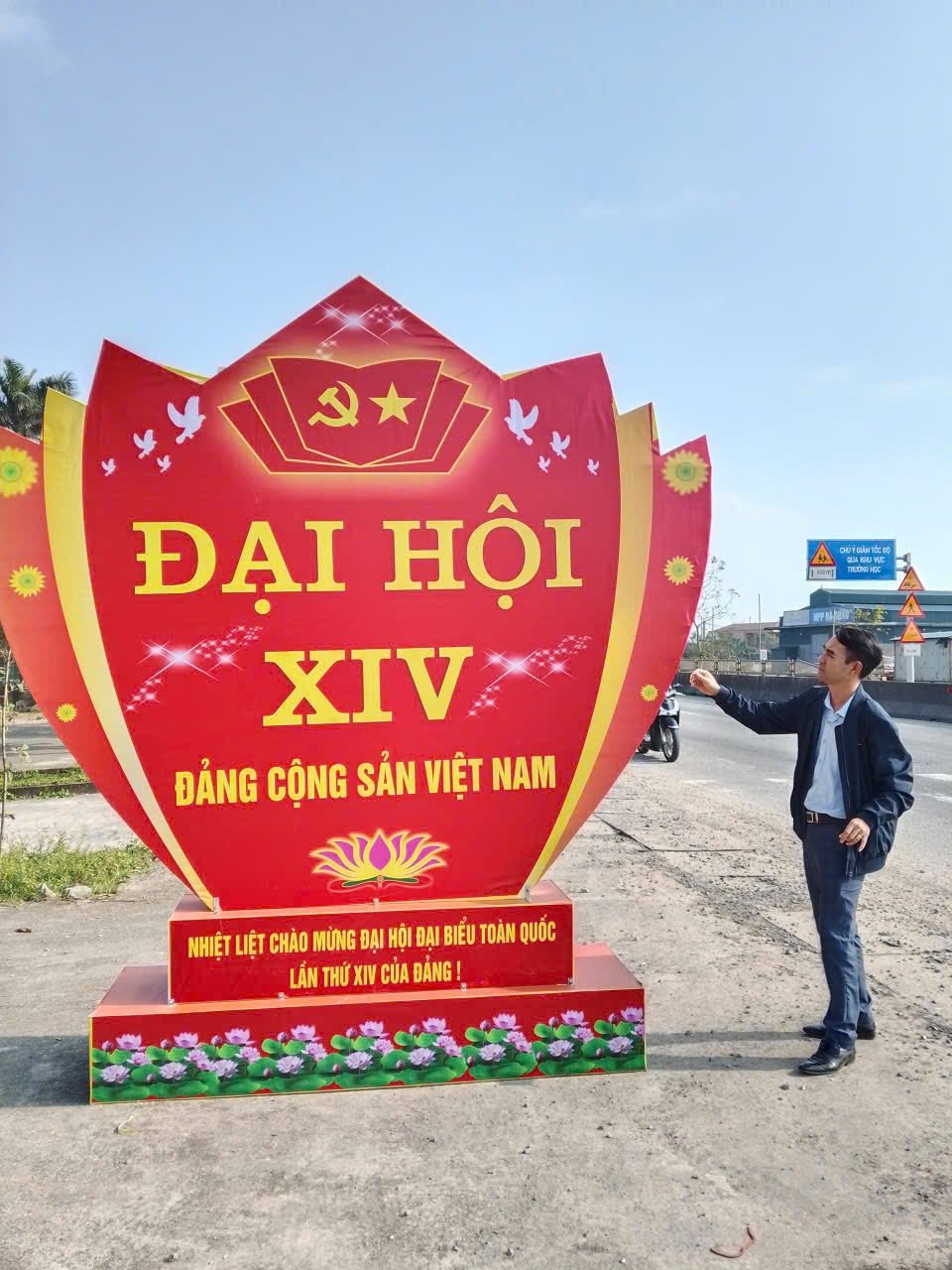 CẨM HƯNG TRANG TRỌNG, RỰC RỠ HƯỚNG VỀ ĐẠI HỘI ĐẠI BIỂU TOÀN QUỐC LẦN THỨ XIV CỦA ĐẢNG.
