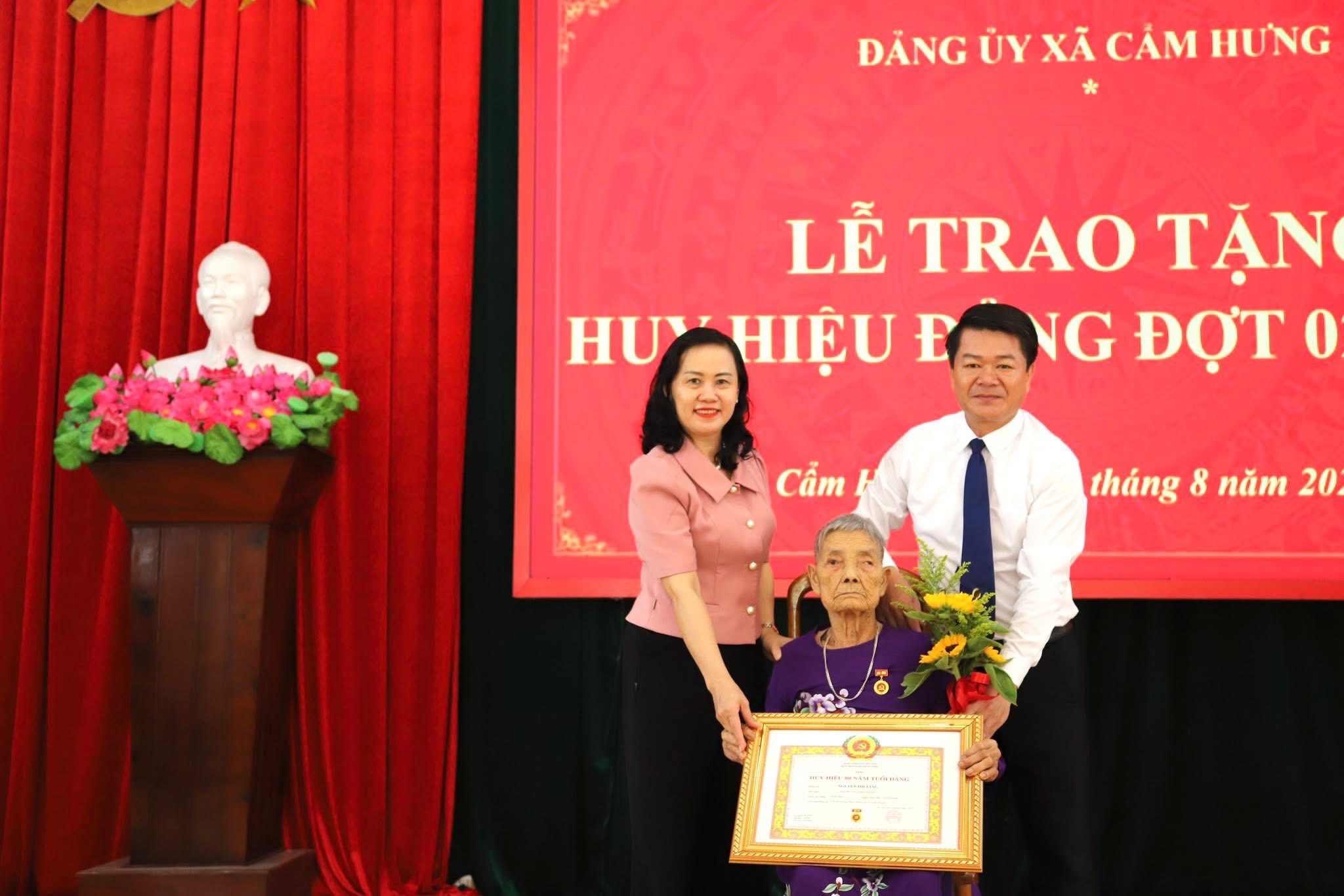 TRƯỞNG BAN TỔ CHỨC TỈNH ỦY TRƯƠNG THANH HUYỀN DỰ LỄ TRAO TẶNG HUY HIỆU ĐẢNG ĐỢT 2/9/2025 TẠI ĐẢNG BỘ XÃ CẨM HƯNG 