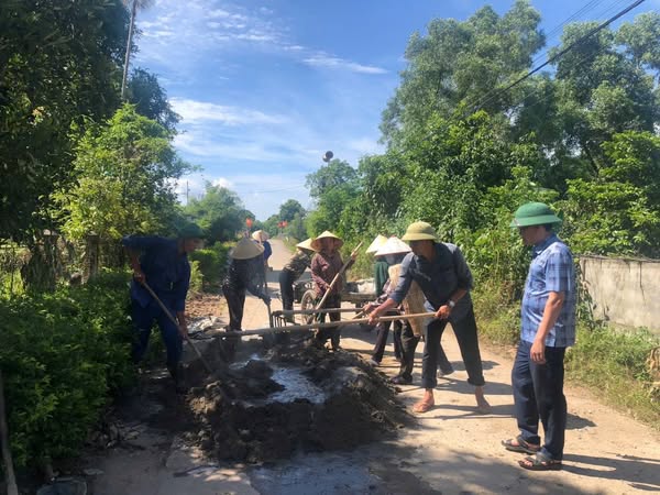 CÁC THÔN, XÓM TRÊN ĐỊA BÀN XÃ CẨM HƯNG RA QUÂN XÂY DỰNG NÔNG THÔN MỚI, VỆ SINH MÔI TRƯỜNG 