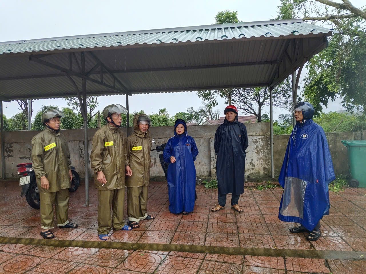 CẨM HƯNG: THIỆT HẠI CHỒNG CHẤT SAU BÃO SỐ 10, CẤP ỦY, CHÍNH QUYỀN SÂU SÁT ĐỒNG HÀNH CÙNG NHÂN DÂN. 